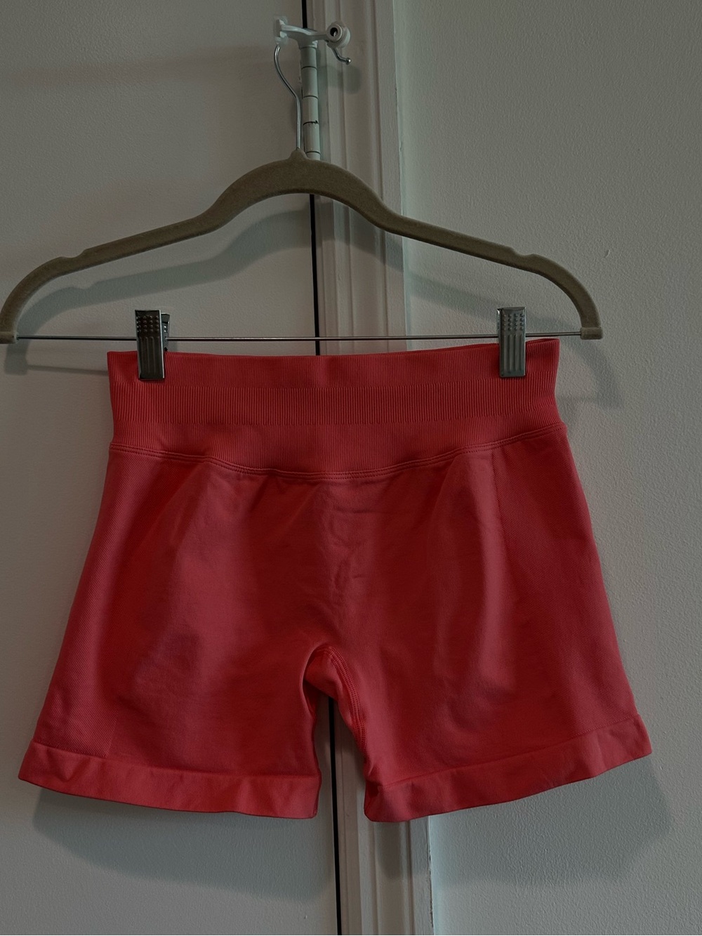 Seamless Scrunch Butt High Waisted Workout Shorts Size Medium Coral Pink
